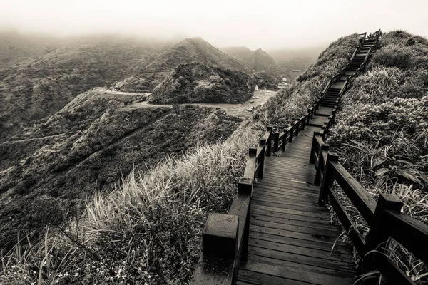 Passeio marítimo na costa montanhosa e acidentada do nordeste de Taiwan, perto de Jiufen — Fotografia de Stock