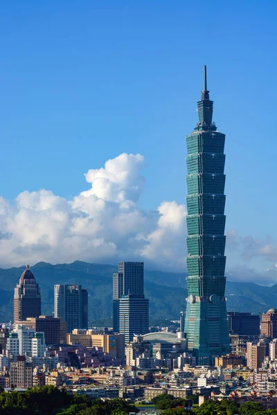 Taipei 101 budynek góruje nad krajobraz miejski nowoczesny stolicy Tajwanu — Zdjęcie stockowe