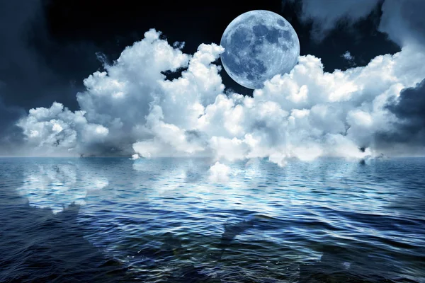 Big full moon in night sky over the ocean reflecting in calm water — Stock Photo, Image
