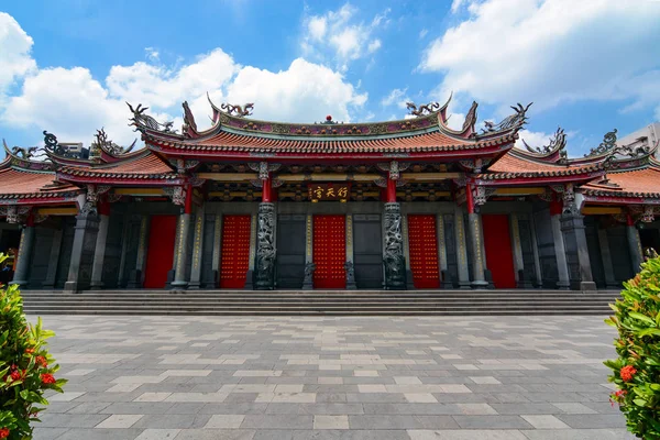 Xingtian Gong, Guan Yu, İşadamlarından koruyucu tanrısı için ayrılmış bir geleneksel Çince tapınak girişi — Stok fotoğraf