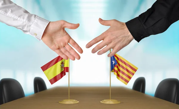 Espagne et Catalogne diplomates serrant la main pour convenir d'un accord, partie rendu 3D — Photo