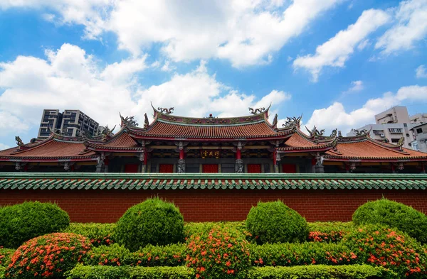 Xingtian Tapınağı kontrastlı Tayvan'ın başkenti modern binalar ile geleneksel Çin mimarisi — Stok fotoğraf
