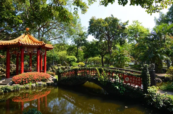 Red pagoda reflecting in a small pond at Jieshou Park across from the Presidental Office in Taipei — Stock Photo, Image