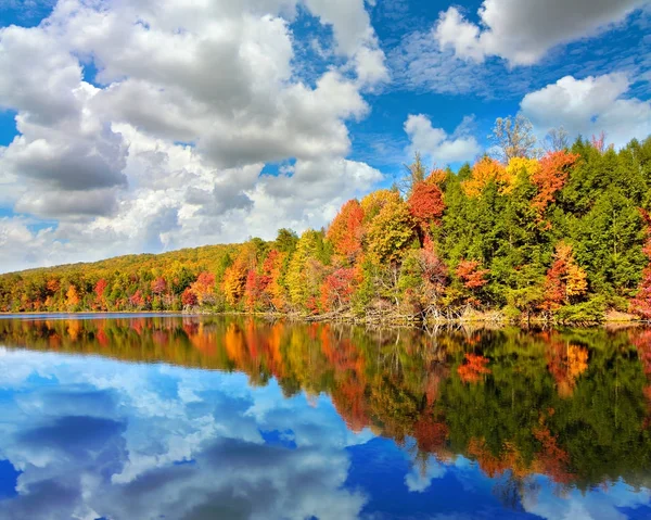 Landscape of autumn colored trees with reflection in Bays Mountain Lake in Kingsport, Tennessee — Stock Photo, Image