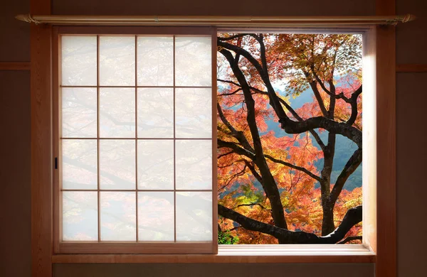 Simple ventana de marco de madera japonesa con una bonita vista de las hojas de arce de otoño —  Fotos de Stock