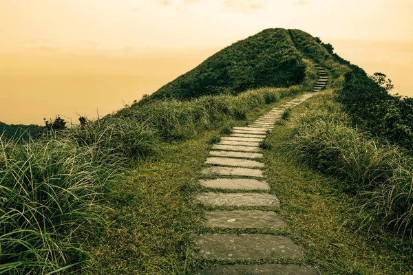 Paisaje de cuento de hadas y camino escalonado sobre una colina en el horizonte en el sendero histórico Caoling en Taiwán — Foto de Stock