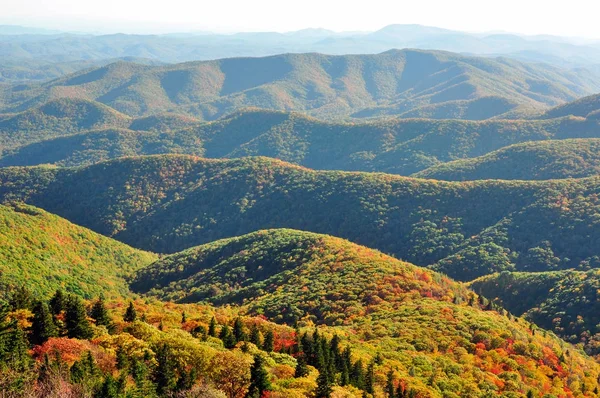 NC Blue Ridge Parkway üzerinde şeytanın Adliye göz ardı manzaraya Appalaş Dağları düşmek — Stok fotoğraf