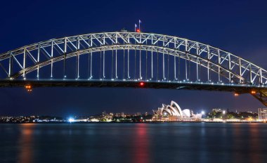 Sydney Harbour Bridge uzun pozlama gece derin mavi gökyüzü karşı