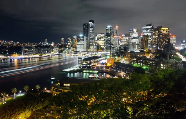 Bred Utsikt Över Sydney Cbd Stadsbilden Natten Med Lätta Stigar — Stockfoto