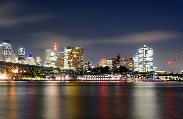 Färgstarka Reflektioner Vattnet Från Det Centrala Affärsdistriktet Sydney Australien Natten — Stockfoto