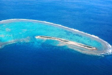 Havadan görünümü: Okinawa, Japan güzel gezinti su ile çevrili Nagannu tropikal resort Island üzerinde