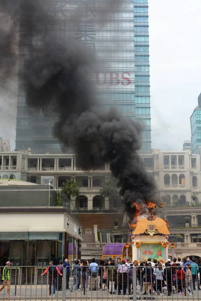 2019年3月13日 一场失控的大火把黑烟喷到了香港的空气中 围观人群聚集在一起 图库图片