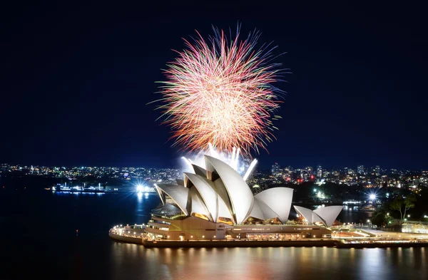 澳大利亚悉尼 2018年3月8日 在悉尼歌剧院 Sydney Opera House 的一场活动中 长时间暴露了多场焰火 免版税图库照片