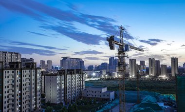 Geceleri kule vinçleri