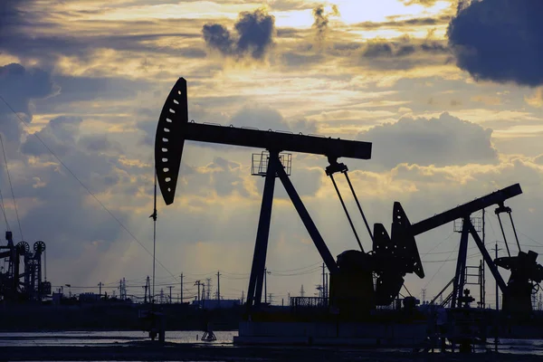 Akşamları, yağ pompaları çalışıyor.