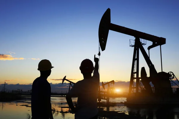Petrol sahası, petrol işçileri çalışıyoruz
