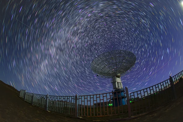 Radiotelescoop op de achtergrond van stellaire sporen — Stockfoto