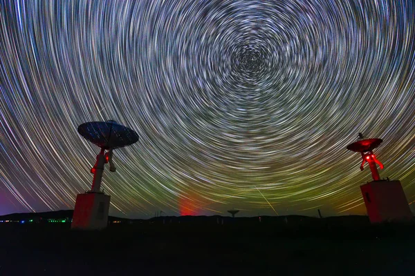 Radiotelescópio no fundo de trilhas estelares — Fotografia de Stock