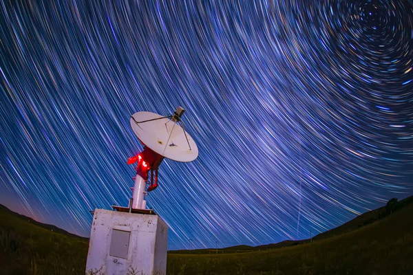 Radioteleskop na tle torów gwiezdnych — Zdjęcie stockowe