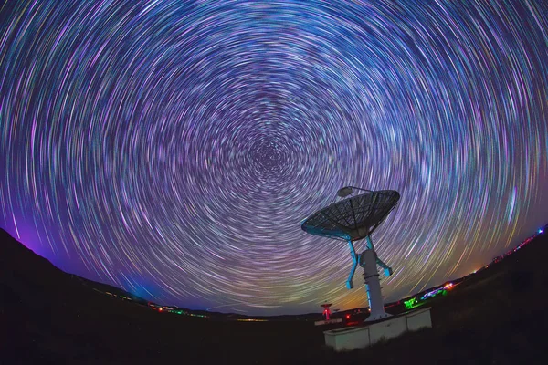 Radiotelescoop op de achtergrond van stellaire sporen — Stockfoto