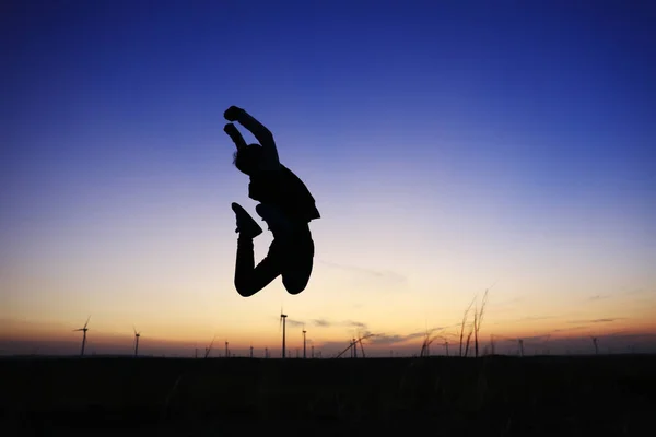 Le soir, un garçon saute dans la prairie — Photo