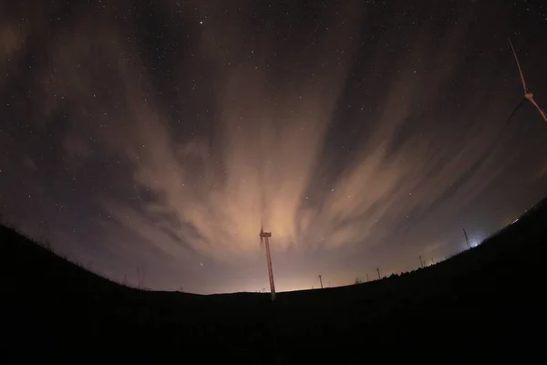 Вітрові турбіни під зорями — стокове фото