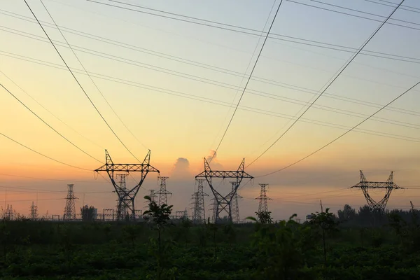In the evening, the silhouette of high voltage towers — Stock Photo, Image