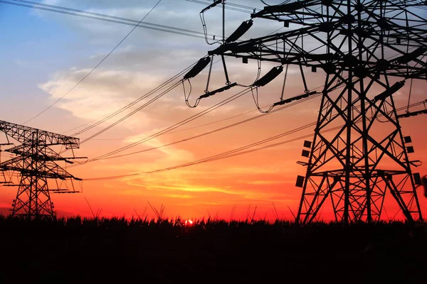 In the evening, the silhouette of high voltage towers — Stock Photo, Image