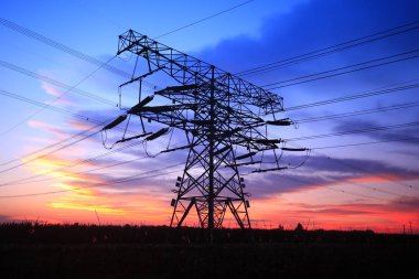 Akşamları, yüksek voltaj kulelerinin silueti