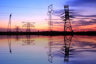 Akşamları, yüksek voltaj kulelerinin silueti