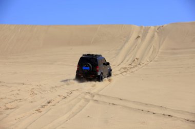 Çölde bir cip sürüyordu..