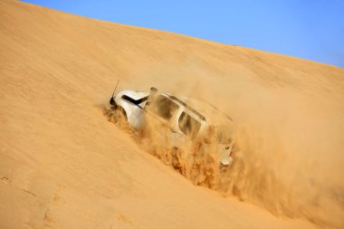 Çölde bir cip sürüyordu..