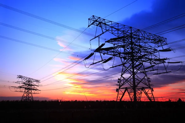 In the evening, the silhouette of high voltage towers — Stock Photo, Image