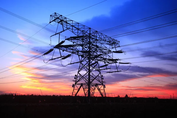 In the evening, the silhouette of high voltage towers — Stock Photo, Image