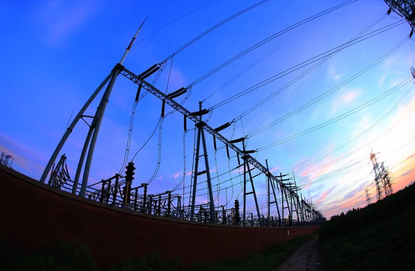 Le soir, la silhouette des tours haute tension — Photo