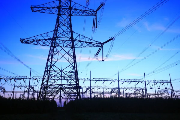 In the evening, the silhouette of high voltage towers — Stock Photo, Image