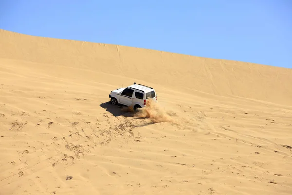 Egy SUV vezetett a sivatagban. — Stock Fotó