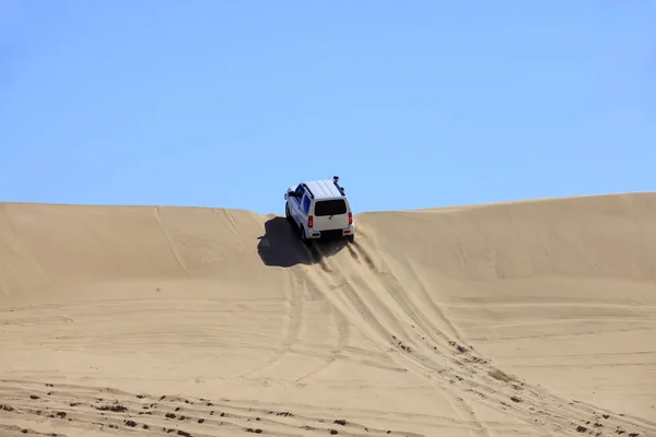 Un 4x4 conduisait dans le désert . — Photo