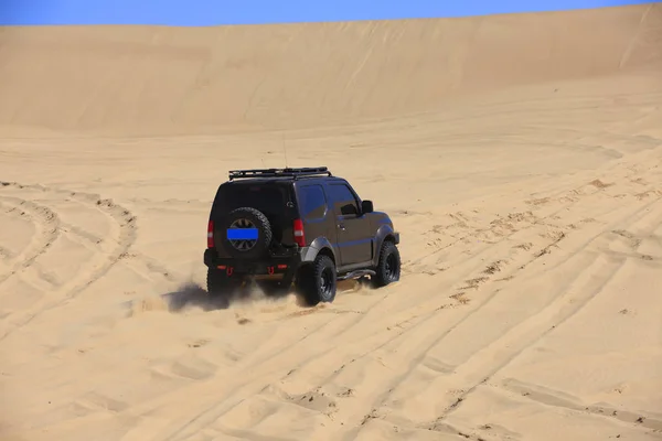 Een SUV reed in de woestijn.. — Stockfoto