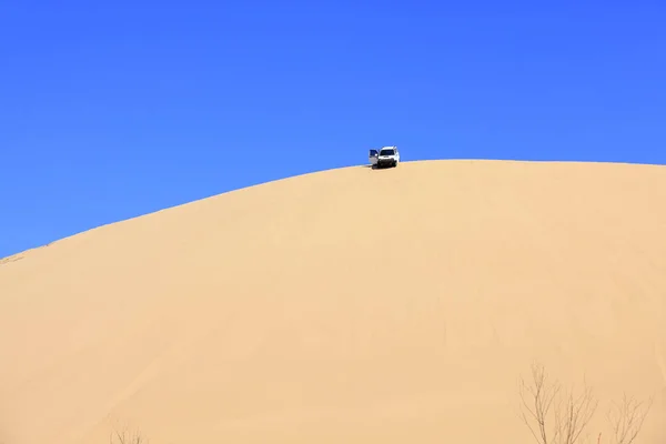 Pojazd terenowy poruszający się po pustyni — Zdjęcie stockowe