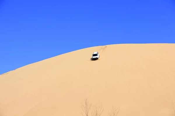 Внедорожник ехал по пустыне . — стоковое фото