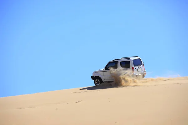 一辆越野车在沙漠中行驶. — 图库照片