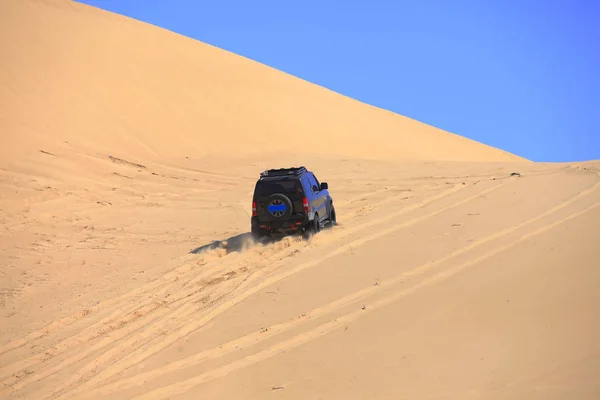 사막에서 운행되는 자동차 — 스톡 사진