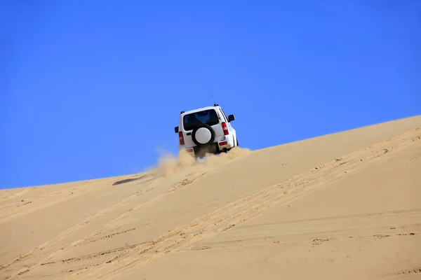 Egy SUV vezetett a sivatagban.. — Stock Fotó