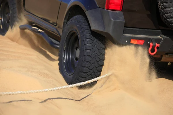 Veículo off-road que viaja no deserto — Fotografia de Stock