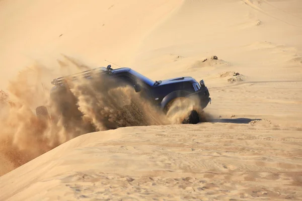 Off-road vehicle traveling in the desert — Stock Photo, Image