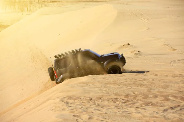 En SUV körde i öknen. — Stockfoto