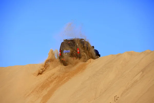 Veículo off-road que viaja no deserto — Fotografia de Stock