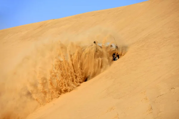 Um SUV estava dirigindo no deserto . — Fotografia de Stock