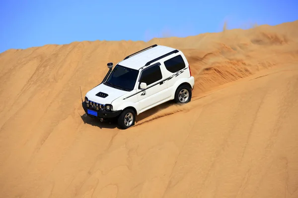 Off-road voertuig reist in de woestijn — Stockfoto